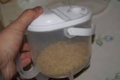 Промываетль риса